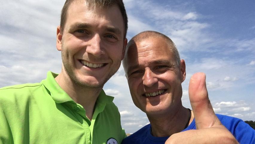 Daumen hoch: Wanderreporter Bernd Kraemer trifft den stellvertretenden Anlagenleiter Thomas Kodisch auf der Golfrange Nürnberg in Nemsdorf.