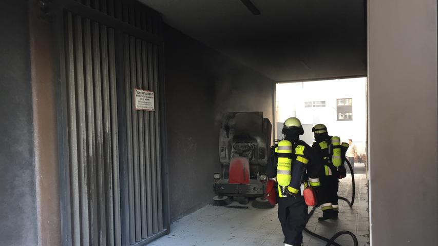 Pulverschicht auf dem Gehweg: Kehrmaschine brannte in der Marienstraße