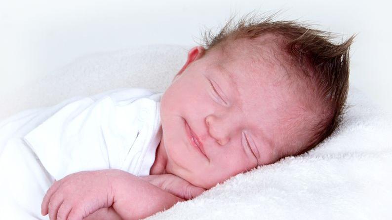 Ganz zufrieden schlummert die kleine Annika auf der kuschligen Decke: Die Kleine wurde am 1. August im St. Theresien-Krankenhaus geboren. Sie war bei der Geburt 49 Zentimeter groß und rund 3270 Gramm schwer.