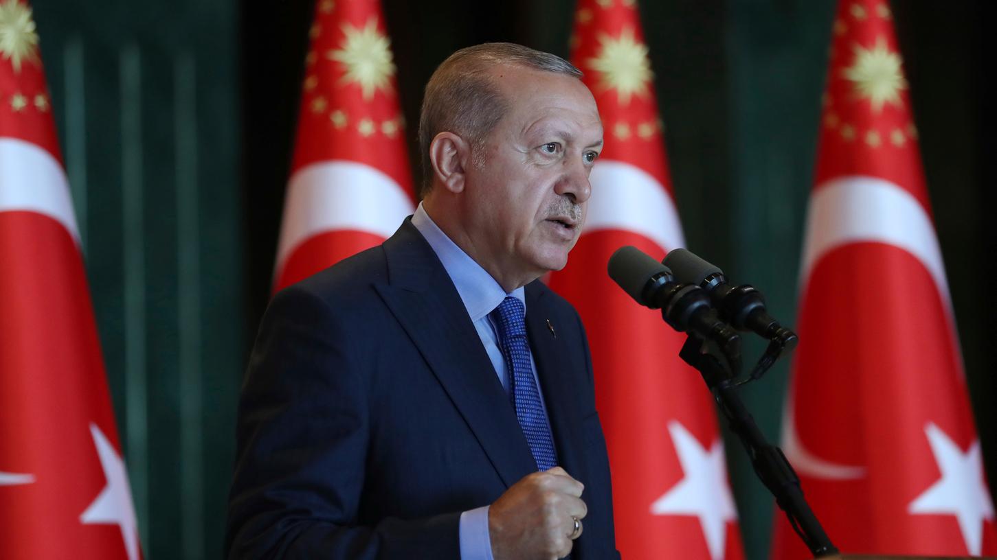 "Wenn sie (die USA) iPhones haben, dann haben wir Samsung", sagte Erdogan während einer Rede vor Anhängern seiner Partei AKP in Ankara am Dienstag.