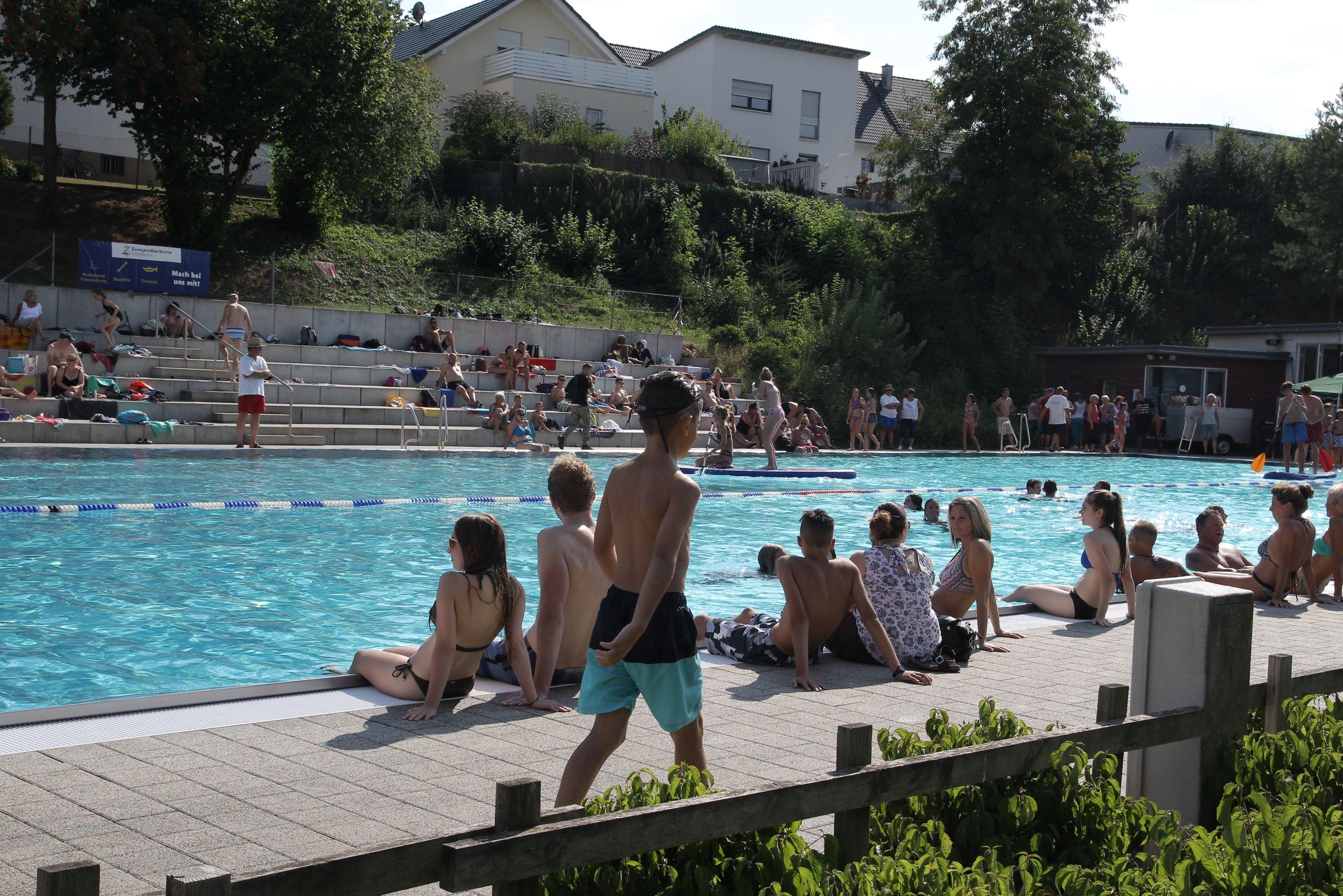 Mindestens 23 Grad Wassertemperatur verspricht das Veitsbad in Veitsbronn, dazu eine große Liegewiese, Platz für Beachvolleyball oder Tischtennis und einen Kiosk. Viel mehr braucht es nicht. Auf der Homepage finden sich die aktuellen Corona-Regeln.