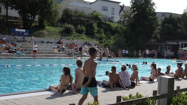 Mindestens 23 Grad Wassertemperatur verspricht das Veitsbad in Veitsbronn, dazu eine große Liegewiese, Platz für Beachvolleyball oder Tischtennis und einen Kiosk. Viel mehr braucht es nicht. Auf der Homepage finden sich die aktuellen Corona-Regeln.