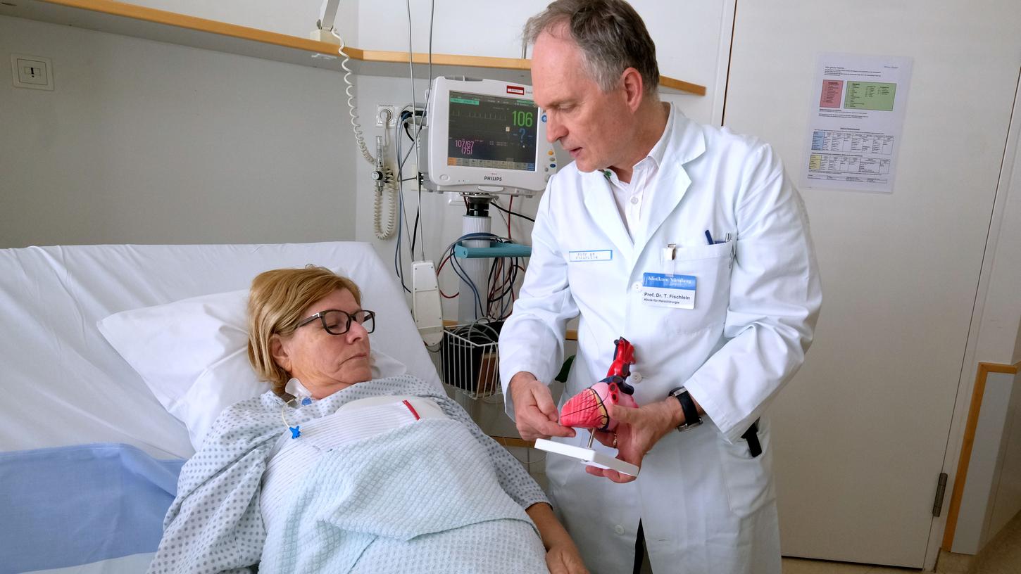 Professor Theodor Fischlein vom Südklinikum erklärt einer Patientin, wie ihr Herz jetzt mit dem Bypass arbeitet.
