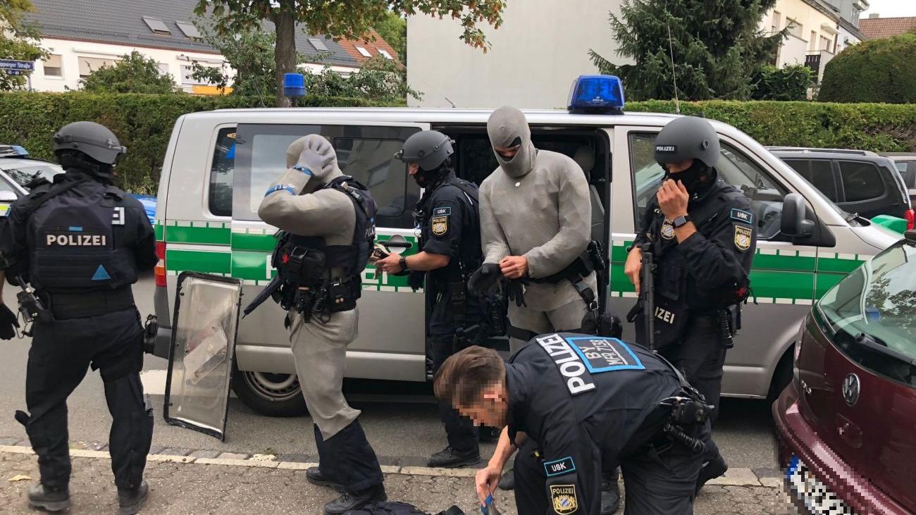 Kräfte des Unterstützungskommandos legen ihre Ausrüstung an - sie eilten nach Laufamholz. Kräfte des Unterstützungskommandos legen ihre Ausrüstung an - sie eilten nach Laufamholz.