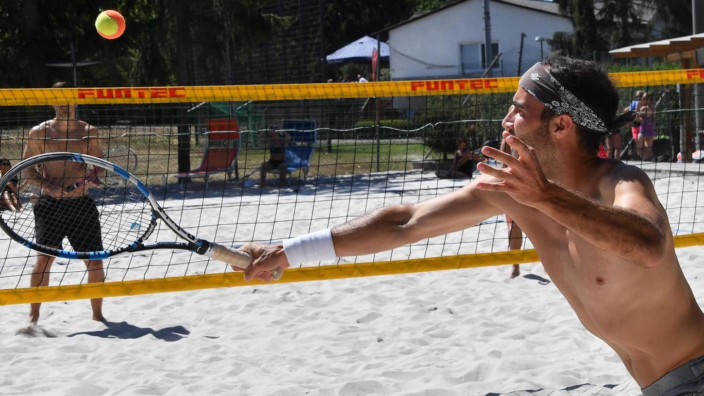 Tennis im Sand: Auf dem neun mal neun Meter großen Feld müssen die Sportler den Ball über das 1,60 Meter hohe Netz spielen.