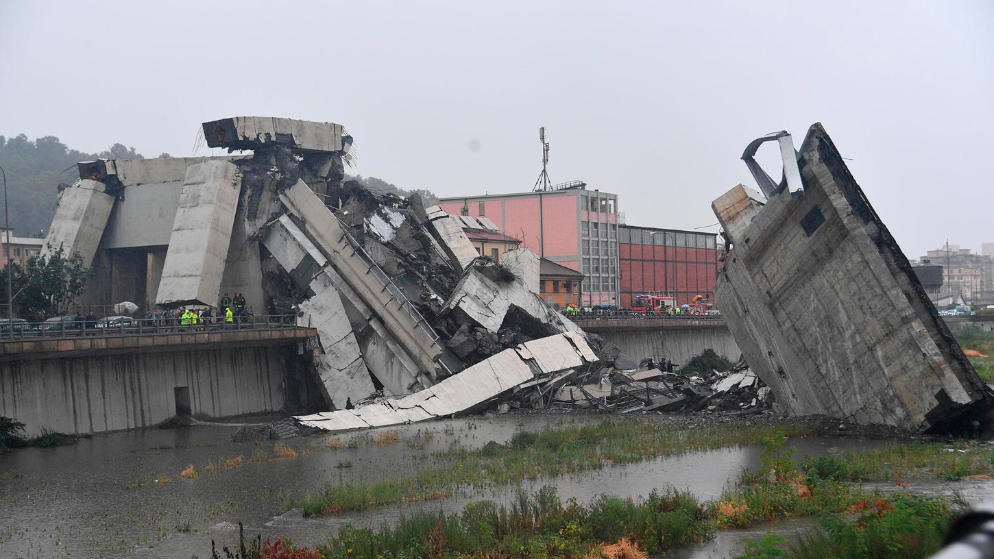 Blick auf die Trümmer der eingestürzten Morandi Autobahnbrücke. Beim Einsturz der Brücke sind mindestens 35 Menschen ums Leben gekommen.