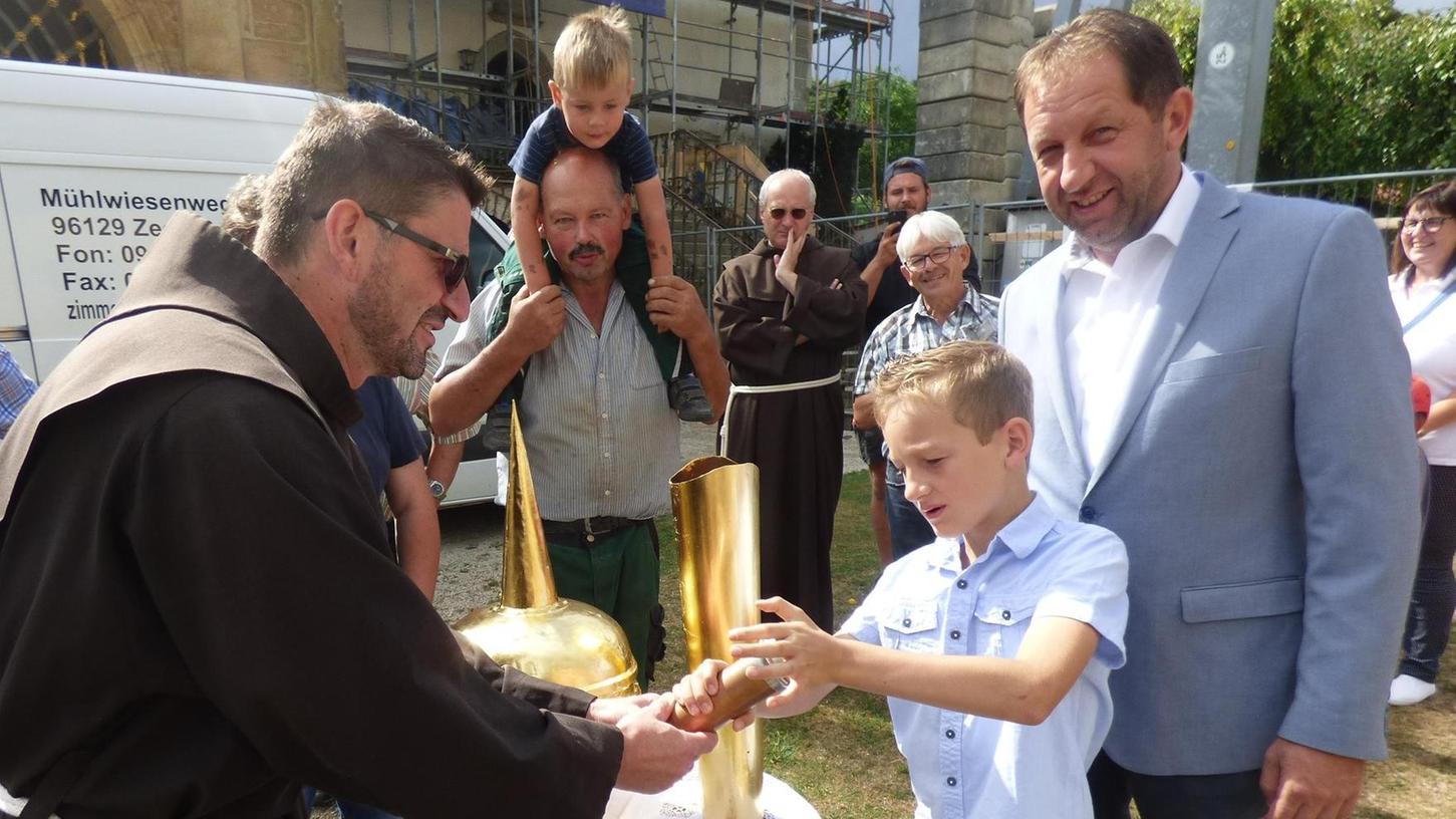 Gößweinstein: Vergoldete Kugel thront wieder auf dem Kirchendach