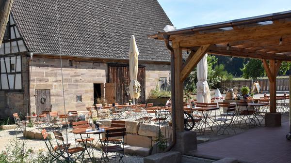 Bei Georgensgmünd am Steinbach im Grünen liegt der Hämmerla Hopfen-Biergarten - auf der hippen Speisekarte gibt es neben traditioneller fränkischer Küche auch eine extra Burgerkarte mit ausgefeilten Namen darauf: "Der stingerde Frange" oder "Die grupfte Sau" sind nur zwei davon. Im Biergarten gibt es Selbstbedienung.