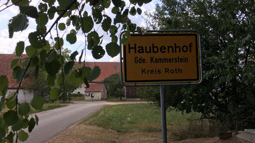 Jetzt wird es aber richtig ländlich! Haubenhof hat nach Bernds Wissen neun Einwohner. Es steht zu vermuten, dass jeder jeden kennt. Übrigens: Hübsches Dorf.
