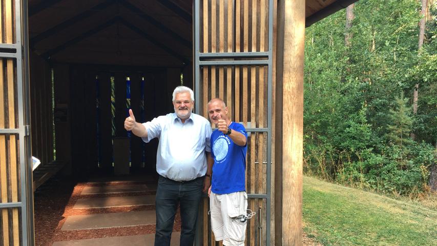 Um halb zehn am Morgen trifft Wanderreporter Bernd auf den Bürgermeister von Kammerstein, Walter Schnell. Dieser ist mitverantwortlich, dass es die kleine Jakobuskapelle gibt, die komplett aus Holz erbaut worden ist.