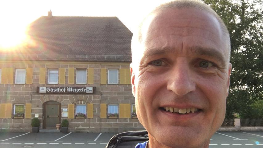 Nach einer angenehmen und friedlichen Nacht im Gasthof Meyerle in Kammerstein-Haag geht es für unseren Wanderreporter Bernd Kraemer weiter. Das Ziel lautet: Abenberg.