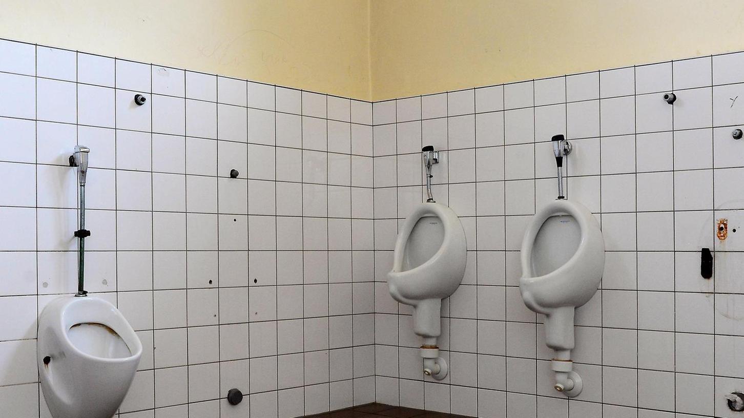 Alt und eklig: Stadt Fürth investiert in Schultoiletten