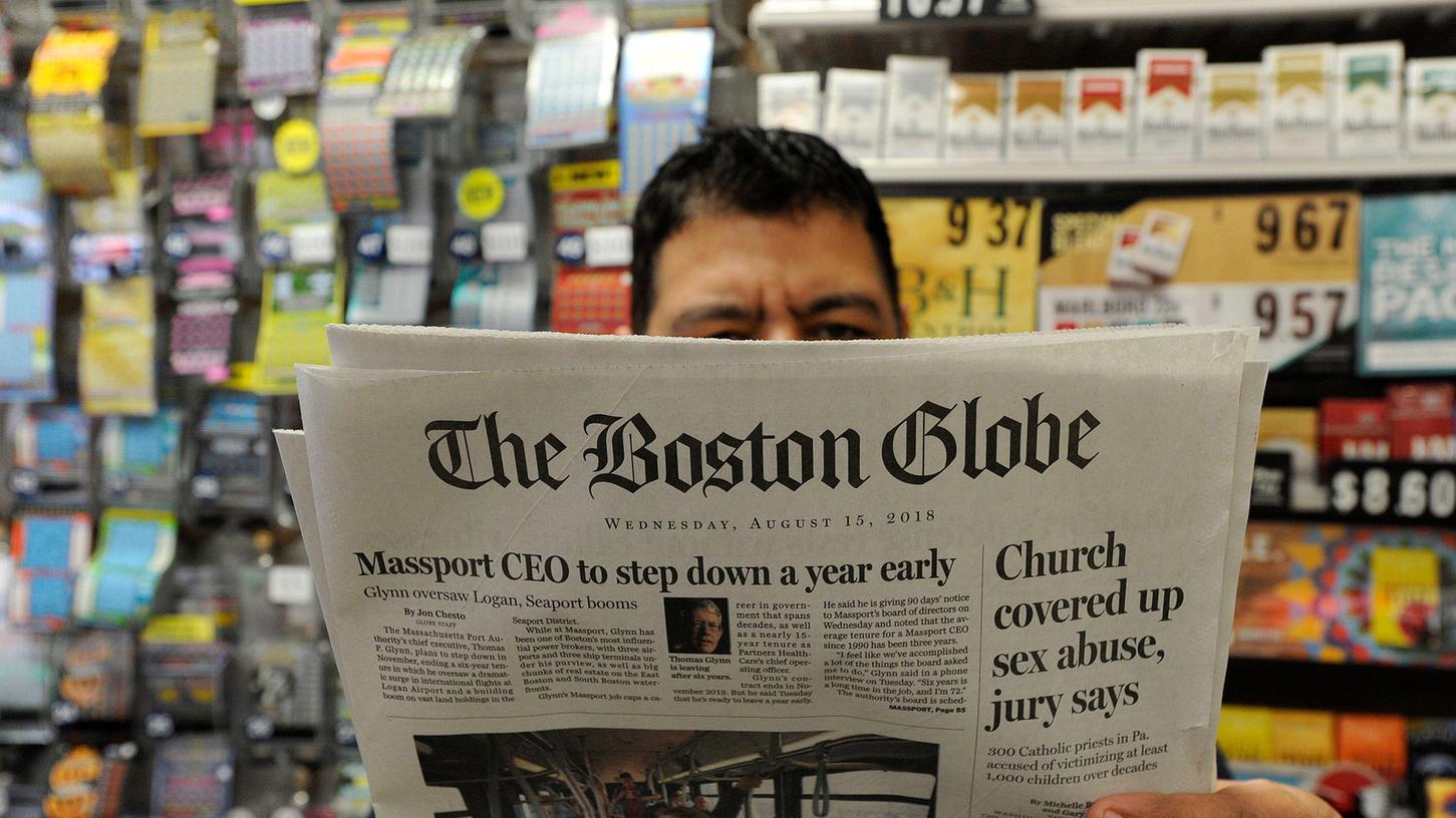 US Zeitungen, darunter auch The Boston Globe, protestieren am Donnerstag in ihren Leitartikeln gegen Trumps Fake-News-Vorwurf gegenüber der Presse.