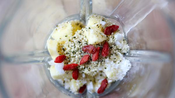 Das Superfood schmeckt beispielsweise in Joghurt oder im Müsli. Deftige und süße Speisen können damit versüßt werden.