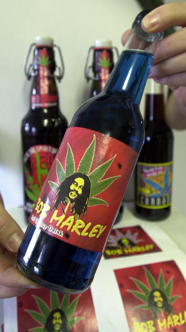 Hanf in Getränken ist schon länger wieder angesagt. Bier, aber auch Cola und andere Softdrinks werden von verschiedenen Herstellern verfeinert. Berauschend ist da aber nur der Alkohol. Aufgrund des nur geringen Anteils von rauscherzeugenden Inhaltsstoffen wird eine aufputschende Wirkung vermieden. Seit dem Jahr 1996 ist in Deutschland der Anbau von Nutzhanf wieder erlaubt, nachdem dies jahrelang verboten war.