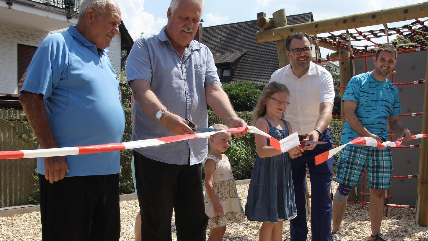 Vertreter aller Generationen passten auf, dass der Mehrgenerationenpark ordentlich eingeweiht wird: Mäzen Martin Ermer, Peter Lerch, die kleinen Besucherinnen Emilia und Magdalena Steinlein, Bürgermeister Marco Kistner und der Kinder-und Jugendbeauftragte des Gemeinderats Andreas Röschlein (v.links) Vertreter aller Generationen passten auf, dass der Mehrgenerationenpark ordentlich eingeweiht wird: Mäzen Martin Ermer, Peter Lerch, die kleinen Besucherinnen Emilia und Magdalena Steinlein, Bürgermeister Marco Kistner und der Kinder-und Jugendbeauftragte des Gemeinderats Andreas Röschlein (v.links)