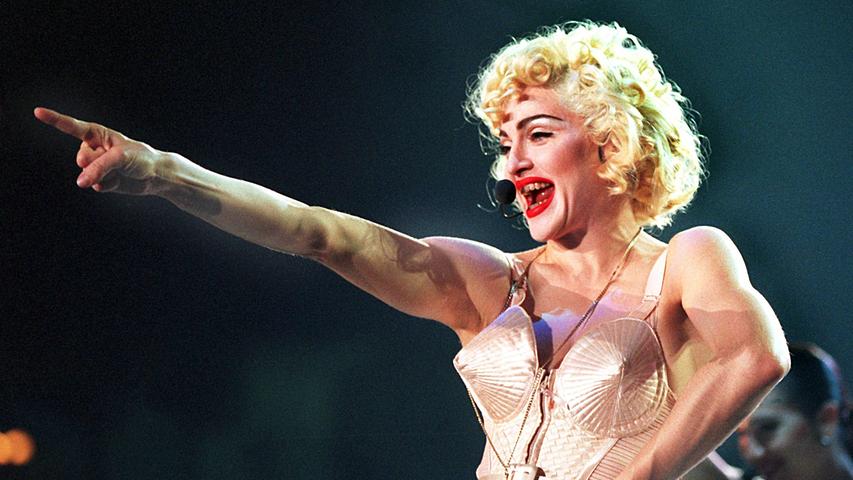 1990, Dortmund: Im Bustier des französischen Designers Jean Paul Gaultier tritt US-Sängerin Madonna im Rahmen ihrer "Blond Ambition World Tour" auf.