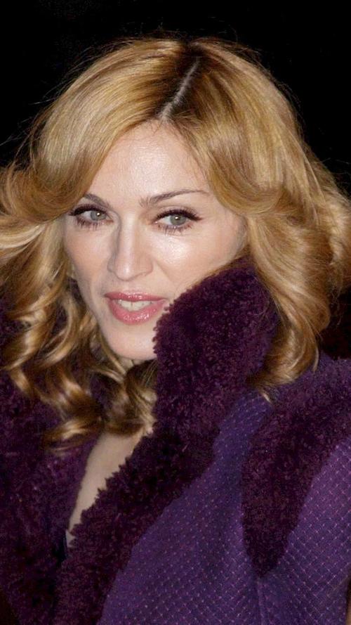 2005, London: US-Popstar Madonna in England. An ihrem 47. Geburtstag brach sich die Pop-Queen bei einem Reitunfall das Schlüsselbein, die Hand und mehrere Rippen. Trotz der Verletzungen drehte sie zwei Monate später das Tanzvideo zu "Hung Up".