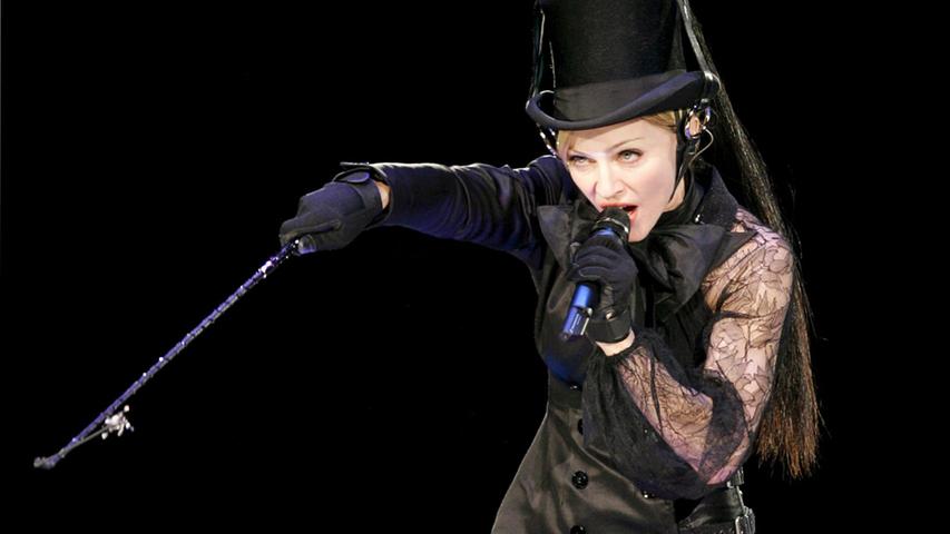 2006, Moskau: Schwarz gekleidet tritt der US-Popstar mit einem Zylinder auf dem Kopf und einem Stab in der Hand bei einem Konzert in Moskau auf.