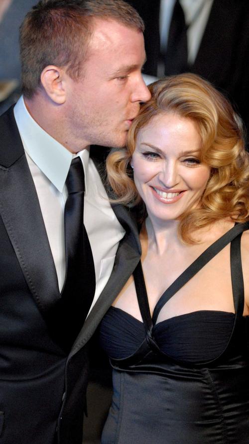 2007, Los Angeles: Ihr damaliger Ehemann, der britische Regisseur Guy Ritchie, küsst Madonna aufs Haar. Die Ehe hielt acht Jahre.