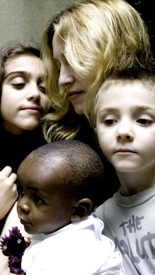 2008: Mit ihren Kindern Lourdes (l), Rocco (r) und dem adoptierte David Banda (vorne) posiert Madonna fürs Foto.