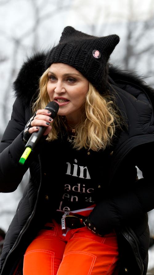 2017, Washington: Die US-Sängerin Madonna tritt bei der Anti-Trump-Kundgebung "Marsch der Frauen" auf. Sie steht für ein neues Frauenbild: selbstbestimmt, unabhängig und erfolgreich.