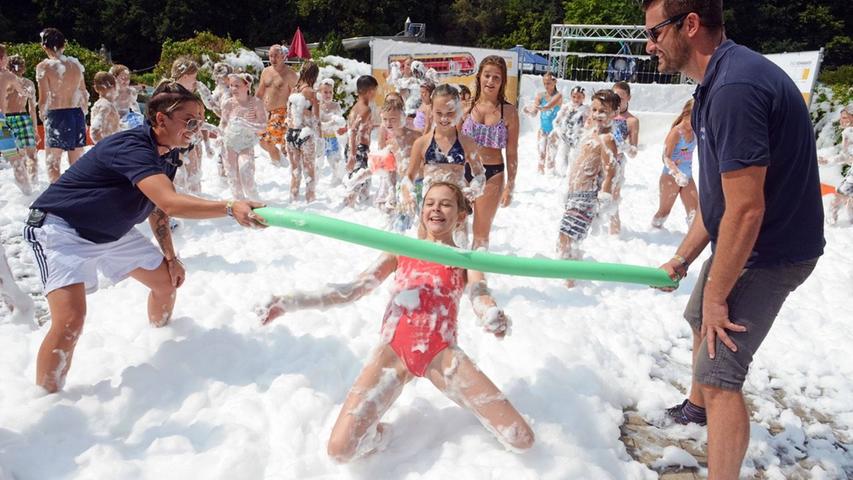 Beach-Party im Parkbad: Schaum-Limbo und Wasserspaß