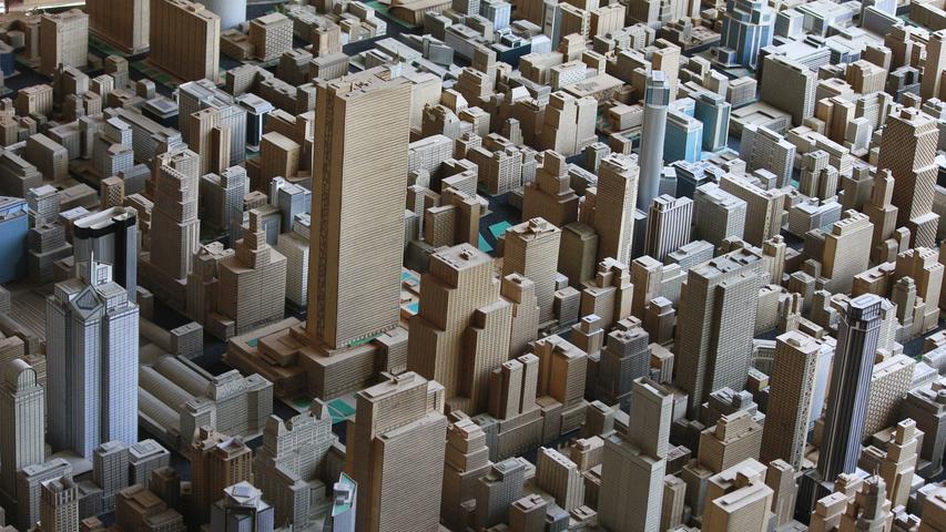 "Babberdeggl-City": Burgebracher baut 4000 Wolkenkratzer aus Pappe