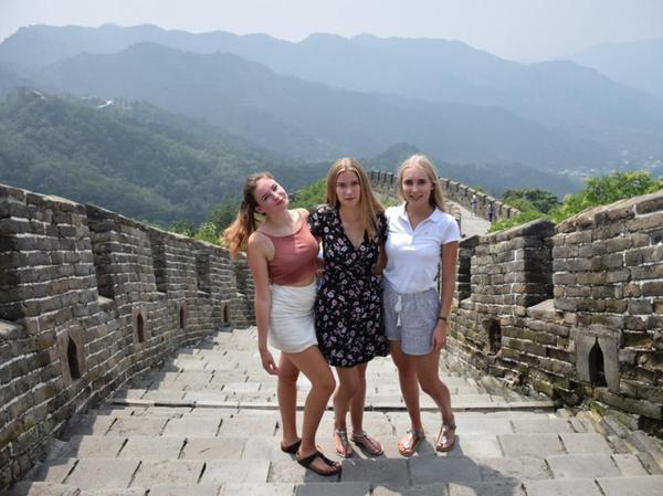 Marlene, Lara und Gracia (von links) auf der Chinesischen Mauer.