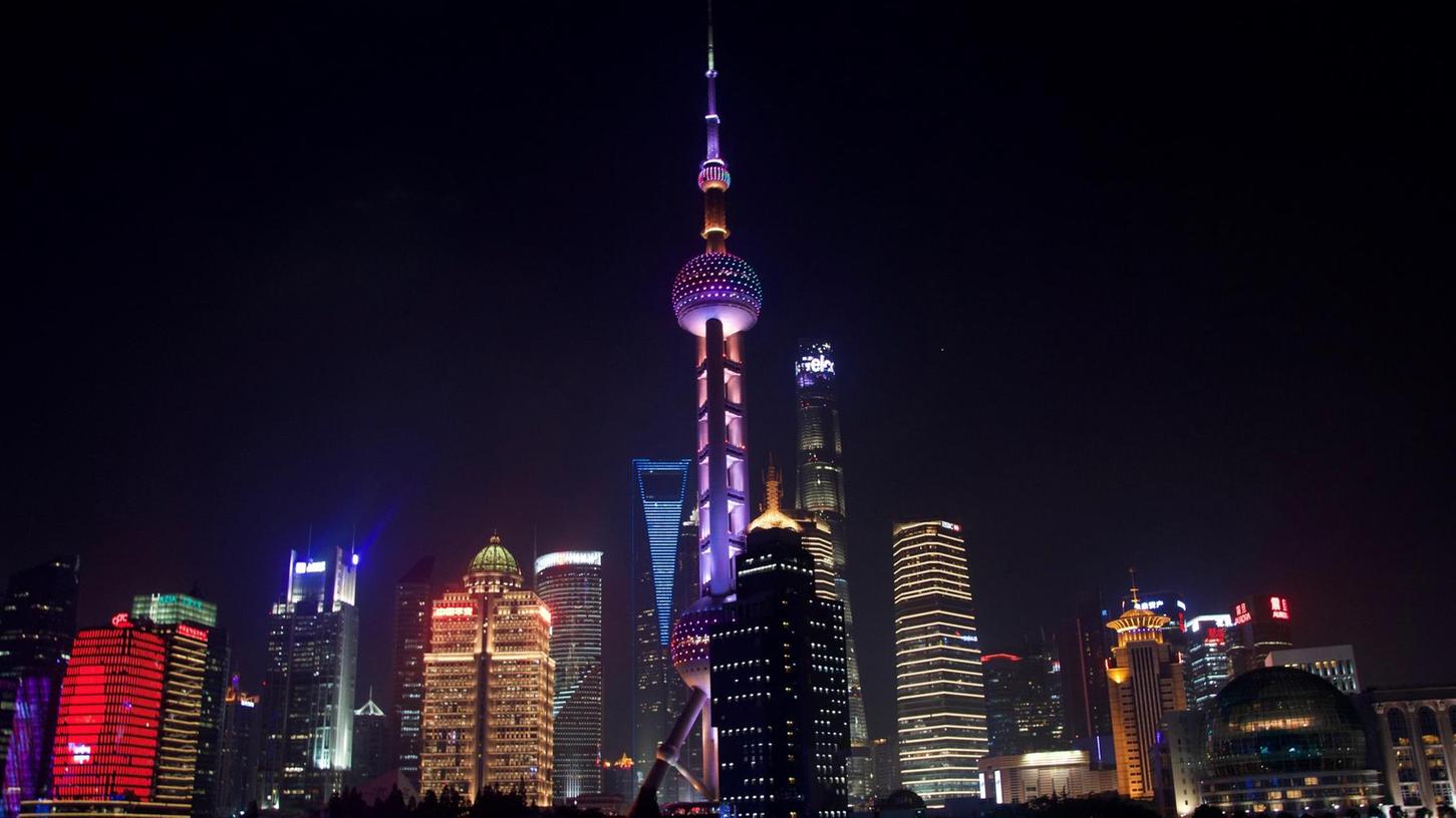 Ein besonderes Erlebnis: Shanghai bei Nacht. Der Shanghai Tower ist 632 Meter hoch und nach dem Burj Khalifa in Dubai (828 Meter) das zweithöchste Gebäude der Erde.