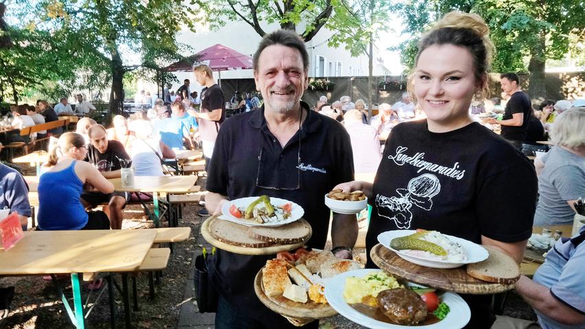 Manfred Tamschik und Sandra Rittig vom "Landbierparadies" schleppen volle Teller in den Biergarten. Sich selbst verpflegen geht hier auch.