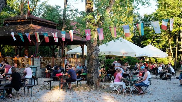 Viel Sonne, ein Spielplatz für die Kinder und ein bunt gemischtes Publikum machen den Biergarten Hummelsteiner Park in der Nürnberger Südstadt zu einem beliebten Treffpunkt. Hier gibt es vom Hellen über die Berliner Weisse viele verschiedene Getränke - es gilt allerdings: Selbstbedienung. // Hummelstein 46, 90461 Nürnberg