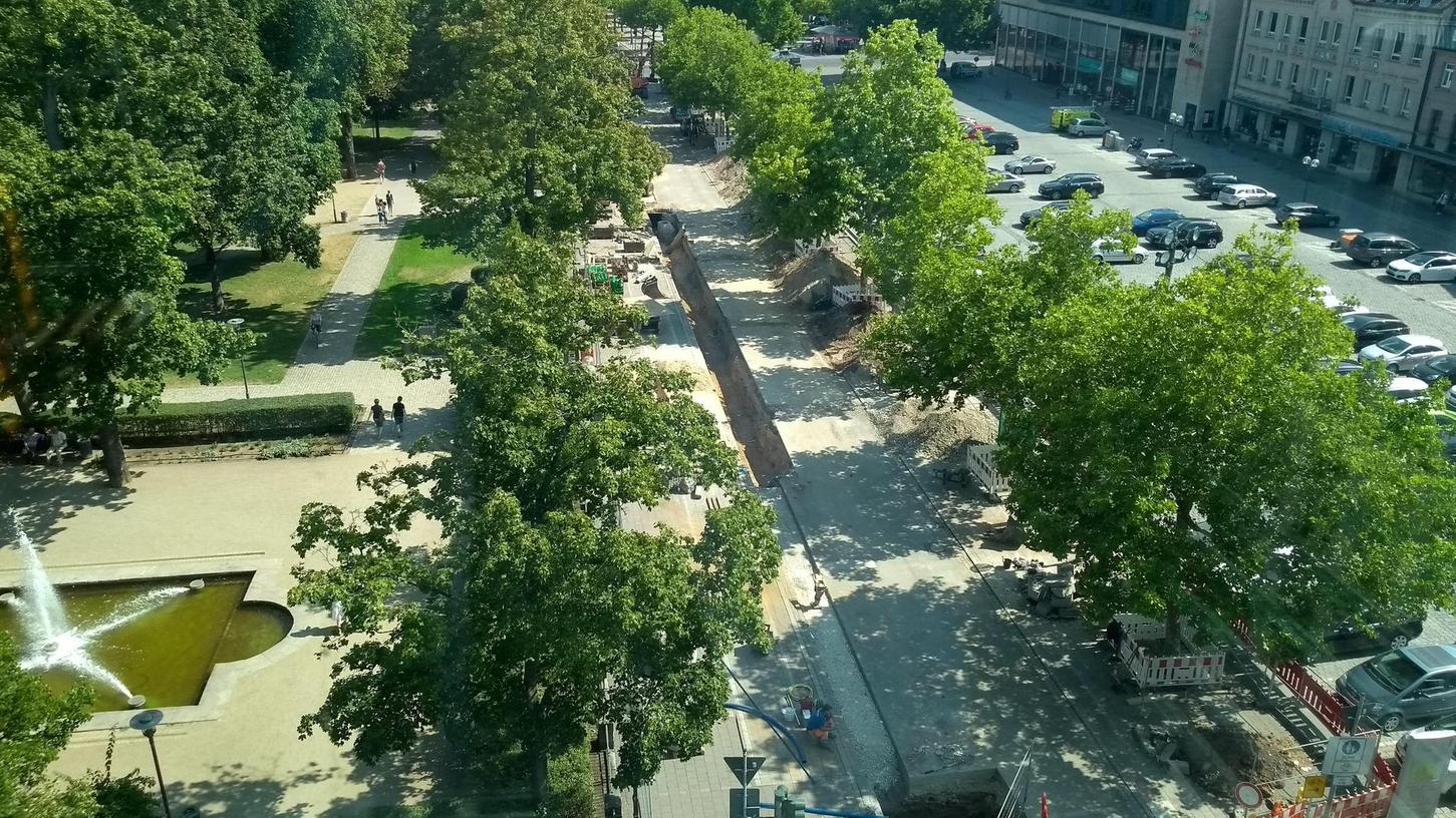 Blick auf die ehemalige Bustrasse zwischen Adenaueranlage und  Fürther Freiheit. Hier verlegt die Stadt zurzeit Wasser- und Abwasseranschlüsse für den neuen Wochenmarkt.