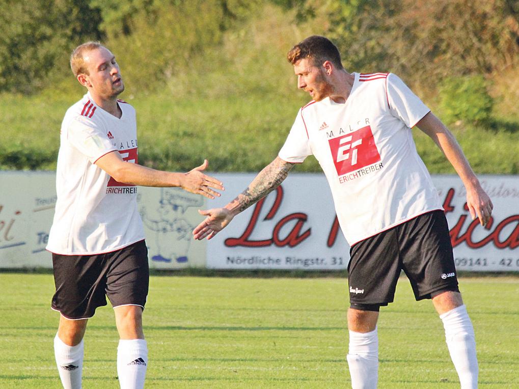 Glückwunsch, Kapitän: Leo Grünwedel (re.) gratulierte FC/DJK-Spielführer Daniel Heckel (li.) zu dessem sehenswertem Treffer zum 3:0. Beim 7:1 gegen Cronheim konnten die Weißenburger sechs verschiedene Torschützen abklatschen. Glückwunsch, Kapitän: Leo Grünwedel (re.) gratulierte FC/DJK-Spielführer Daniel Heckel (li.) zu dessem sehenswertem Treffer zum 3:0. Beim 7:1 gegen Cronheim konnten die Weißenburger sechs verschiedene Torschützen abklatschen.
