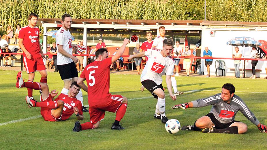 Viel los im Duell der Kreisligisten: Zwischen dem FC/DJK Weißenburg und dem SV Cronheim (in Rot) gab es zahlreiche Strafraumszenen und insgesamt acht Treffer. Unterm Strich stand auf dem Sportplatz am Lehenwiesenweg ein 7:1-Kantersieg der Gastgeber. Viel los im Duell der Kreisligisten: Zwischen dem FC/DJK Weißenburg und dem SV Cronheim (in Rot) gab es zahlreiche Strafraumszenen und insgesamt acht Treffer. Unterm Strich stand auf dem Sportplatz am Lehenwiesenweg ein 7:1-Kantersieg der Gastgeber.