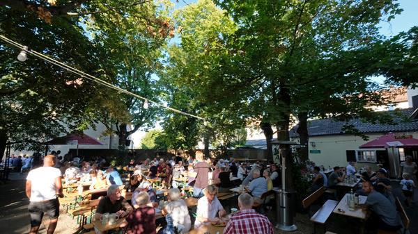 Landbier, Brotzeit und ein gemütlicher Biergarten: Damit lockt das "Landbierparadies" in der Sterzinger Straße in Nürnberg.