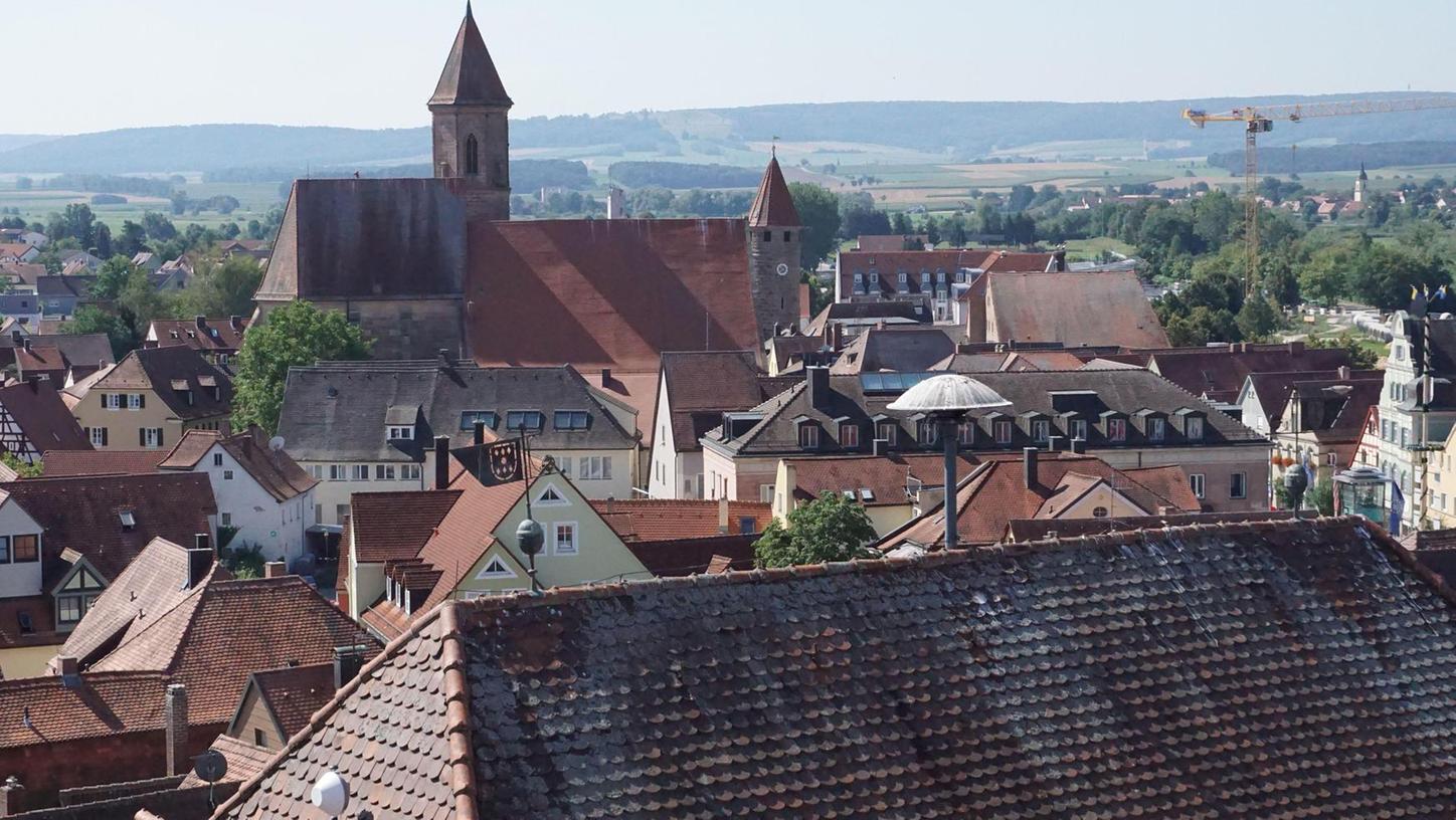 Von der Türmerwohnung aus hat man einen wunderbaren Ausblick über die Dächer der Altmühlstadt, hier in Richtung Stadtkirche und Färberturm.