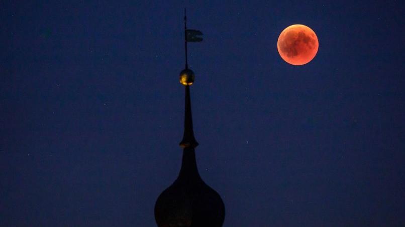 Er schimmerte ganz leicht durch, war aber nur schemenhaft zu erkennen: der Blutmond. Viel mehr sah der Großteil Nürnbergs aber nicht von der historischen Mondfinsternis am 27. Juli. Sie war übrigens die längste des 21. Jahrhundert, insgesamt 103 Minuten verdunkelte sich der Erdtrabant zumindest teilweise. Wer den perfekten Mond-Schnappschuss verpasst hat, hatte zwei Wochen später die nächste Gelegenheit, ein Himmelsschauspiel zu fotografieren. In der Nacht zum 14. August regnete es zwischen 1 und 3 Uhr  hunderte Sternschnuppen vom Himmel.