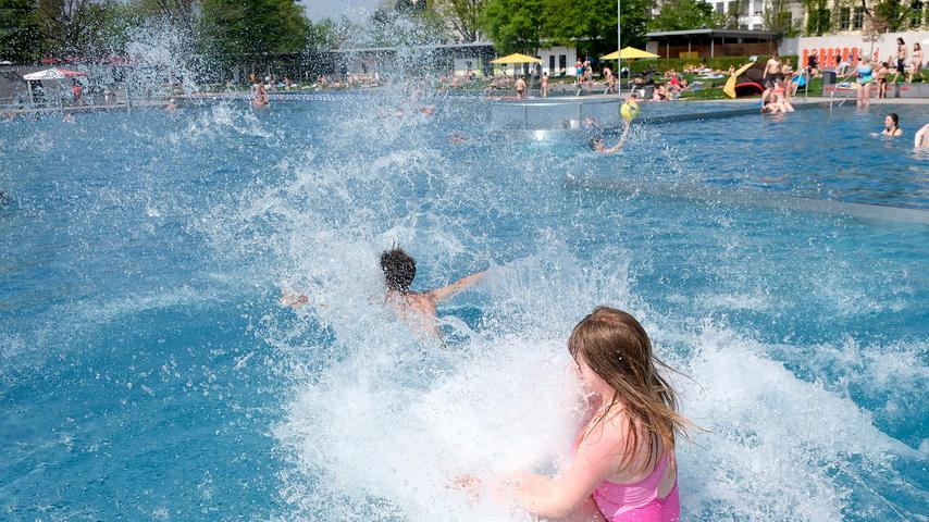 Bis Ende Juli 2018 sind in den städtischen Freibädern in Nürnberg so viele Besucher gezählt worden, wie in der kompletten Saison 2017.