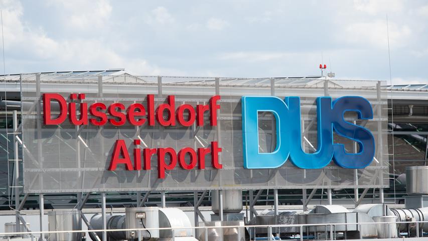 So langsam wird es spannend! Der letzte Platz auf dem Podium geht an... Düsseldorf! Die günstigste Parkmöglichkeit für eine Woche kostet am Düsseldorfer Flughafen 29 Euro, die teuerste beträgt 238 Euro und ist dabei der Spitzenreiter unter den deutschen Flughäfen. Die Kosten für den Drop-Off-Parkplatz (eine Stunde) liegen bei 10 Euro.