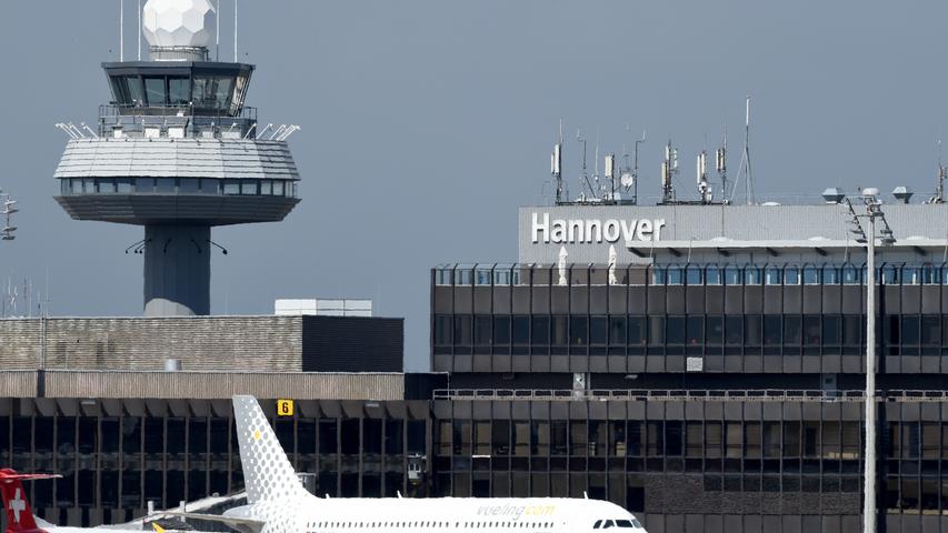 Da wurde das Treppchen nur knapp verpasst: Der Airport Hannover holt sich Rang vier. Die günstigste Parkmöglichkeit für eine Woche kostet am Flughafen in Hannover 35 Euro, die teuerste beträgt 100 Euro. Die Kosten für den Drop-Off-Parkplatz (eine Stunde) liegen bei vier Euro.