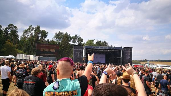 Die Farmer Boys waren zum letzten Mal 1998 hier, sagen sie. Dennoch haben sie die Crowd sofort auf ihrer Seite.