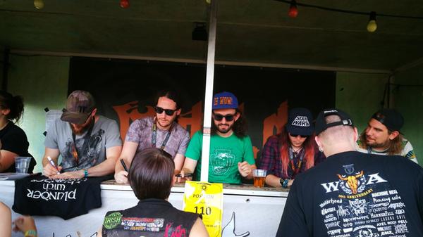 Wow, da schlägt das Fanherz höher - Autogramme von Alestorm!