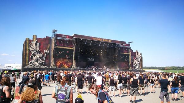 Ab Freitag hat auch der Rest des Geländes geöffnet: Das "Battlefield" vor der Mainstage ist bereits mit den ersten Earlybirds gefüllt.