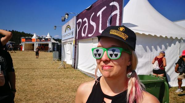 Tipp für alle, die bei dieser Hitze die Sonnenbrille vergessen haben: Wer beim Nuclear Blast - Stand etwas kauft, bekommt dieses schnittige Teil gratis!