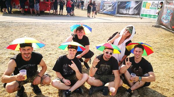 30 Grad bringen die Metalheads hier zum Schwitzen: Diese Festivalbesucher haben nicht nur eine äußerst praktische und stylische Methode gegen die Sonne dabei, sondern auch einen Panda!