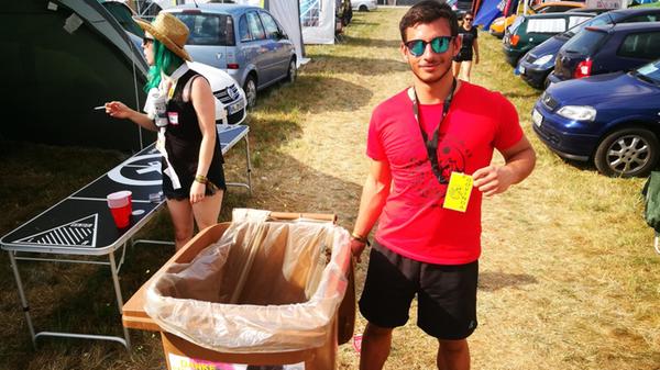 Coole Sache - Piero und seine Kollegen sammeln leere Dosen, um den Erlös des Pfandes an bedürftige Kinder nach Nepal zu schicken. "Also bitte werft die Dosen nicht auf den Boden, sondern gebt sie uns!", sagt er.