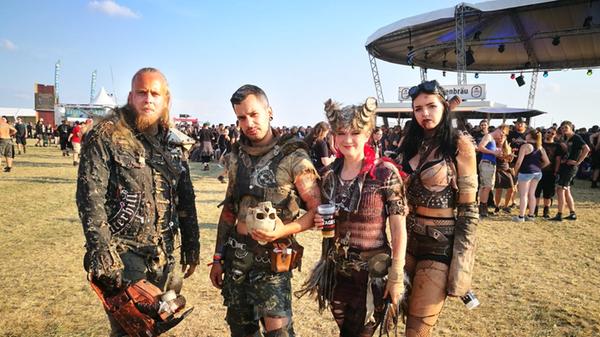 Obacht, eine Warnung an die Festival-Bevölkerung: Infizierte Zombie-Metalheads vom EMP-Stand verteilen Aufkleber an die arglosen Musikfans!