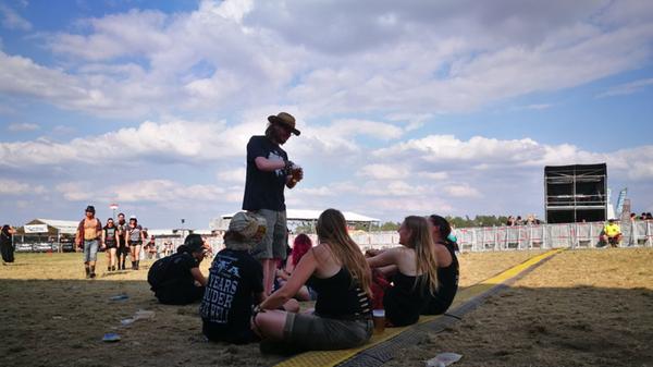 Bei knapp 30 Grad brennt die Sonne gnadenlos vom Himmel. In den schwarzen Klamotten leidet der ein oder andere Metaler da ganz schön... gut, dass es am Gelände viele schattige Plätzchen gibt!