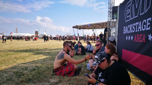 Bei knapp 30 Grad brennt die Sonne gnadenlos vom Himmel. In den schwarzen Klamotten leidet der ein oder andere Metaler da ganz schön... gut, dass es am Gelände viele schattige Plätzchen gibt!